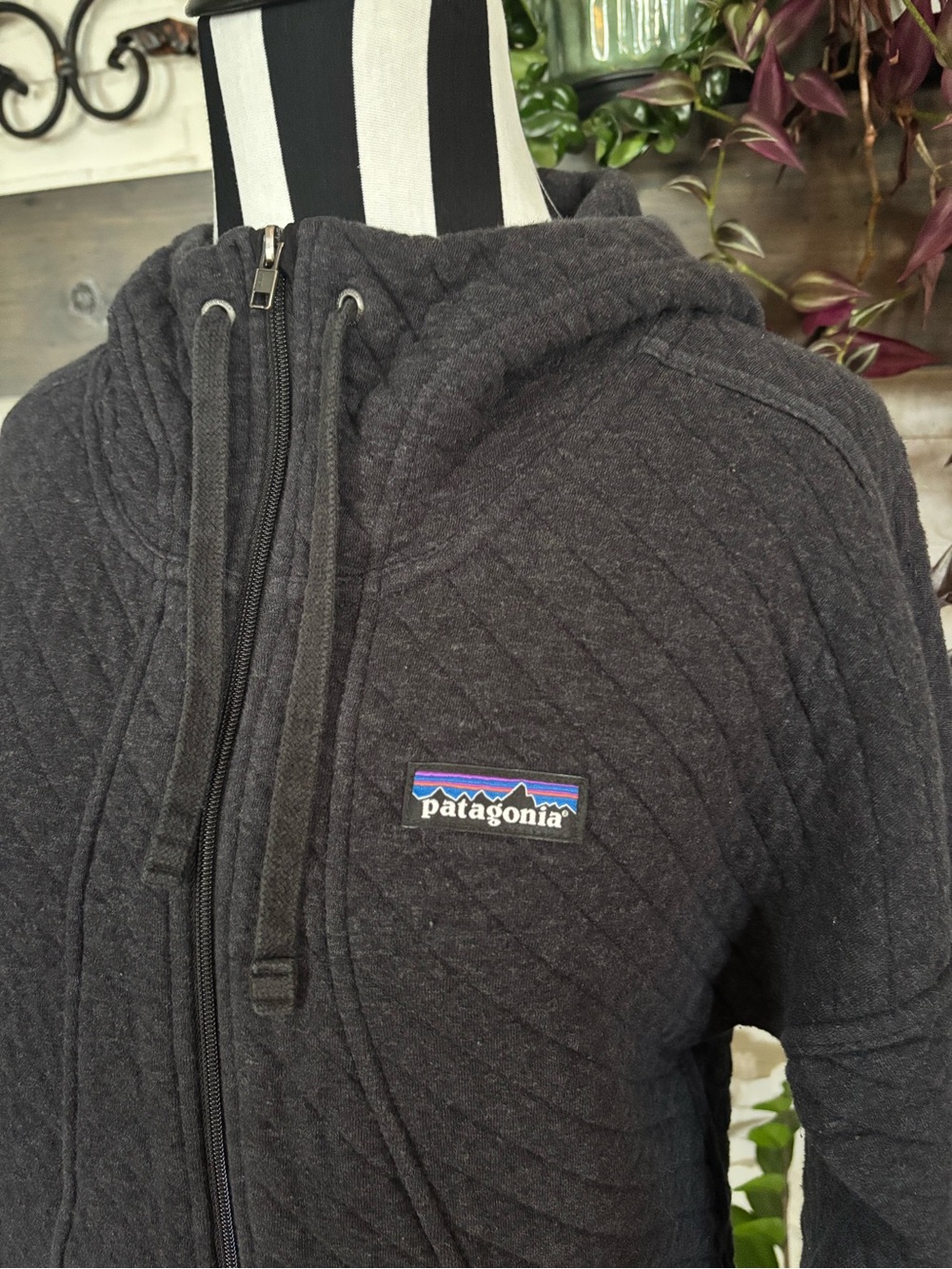 Patagonia Quilted Hoodie Dark Charcoal Black Gray Logo Patch Small S